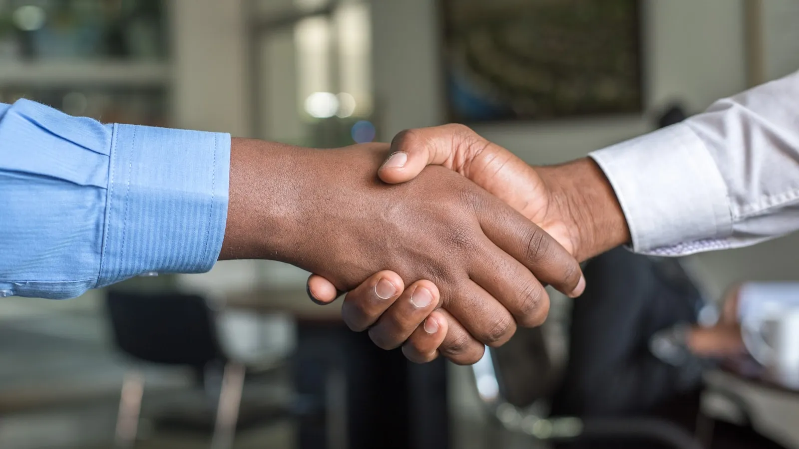 Jabat tangan kesepakatan bisnis dengan buyer ekspor