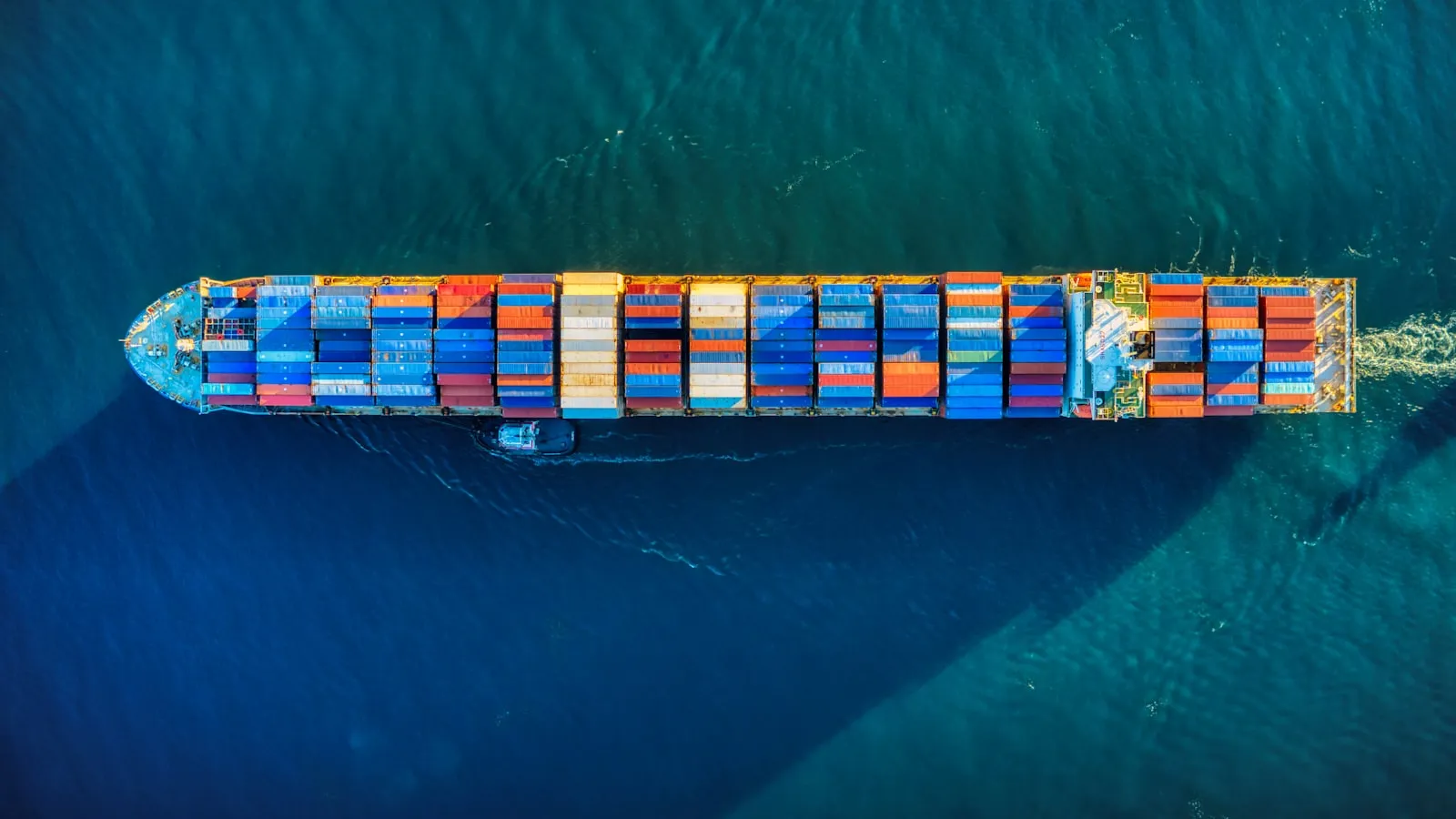 Kapal peti kemas di laut menggambarkan Incoterms ekspor